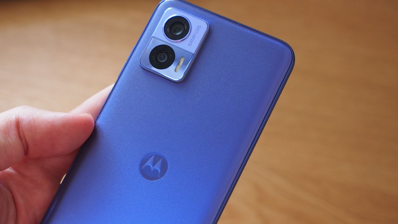Moto Edge Neo in Peri Peri Pantone finish