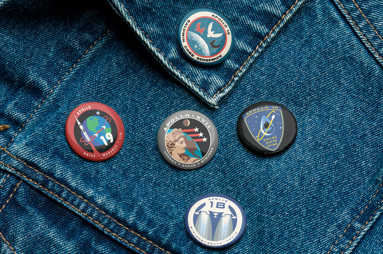 Nuevos botones coleccionables que representan parches de misión «Para toda la humanidad».