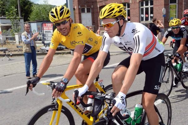 Yellow jersey Fabian Cancellara (RadioShack-Nissan) compares headwear notes with Edvald Boasson Hagen (Sky).