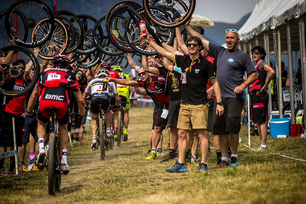 Mechanics in the Tech Zone salute Jose Hermida as he passes through on his last lap