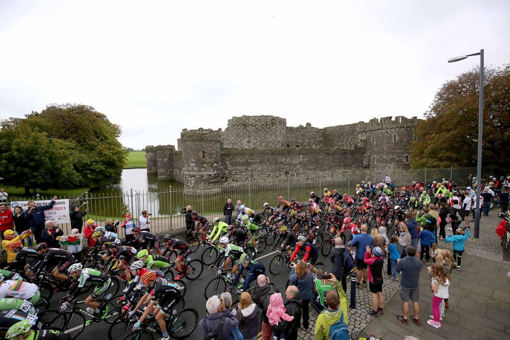 Peloton passes Castle Chateau Kasteel on stage 1
