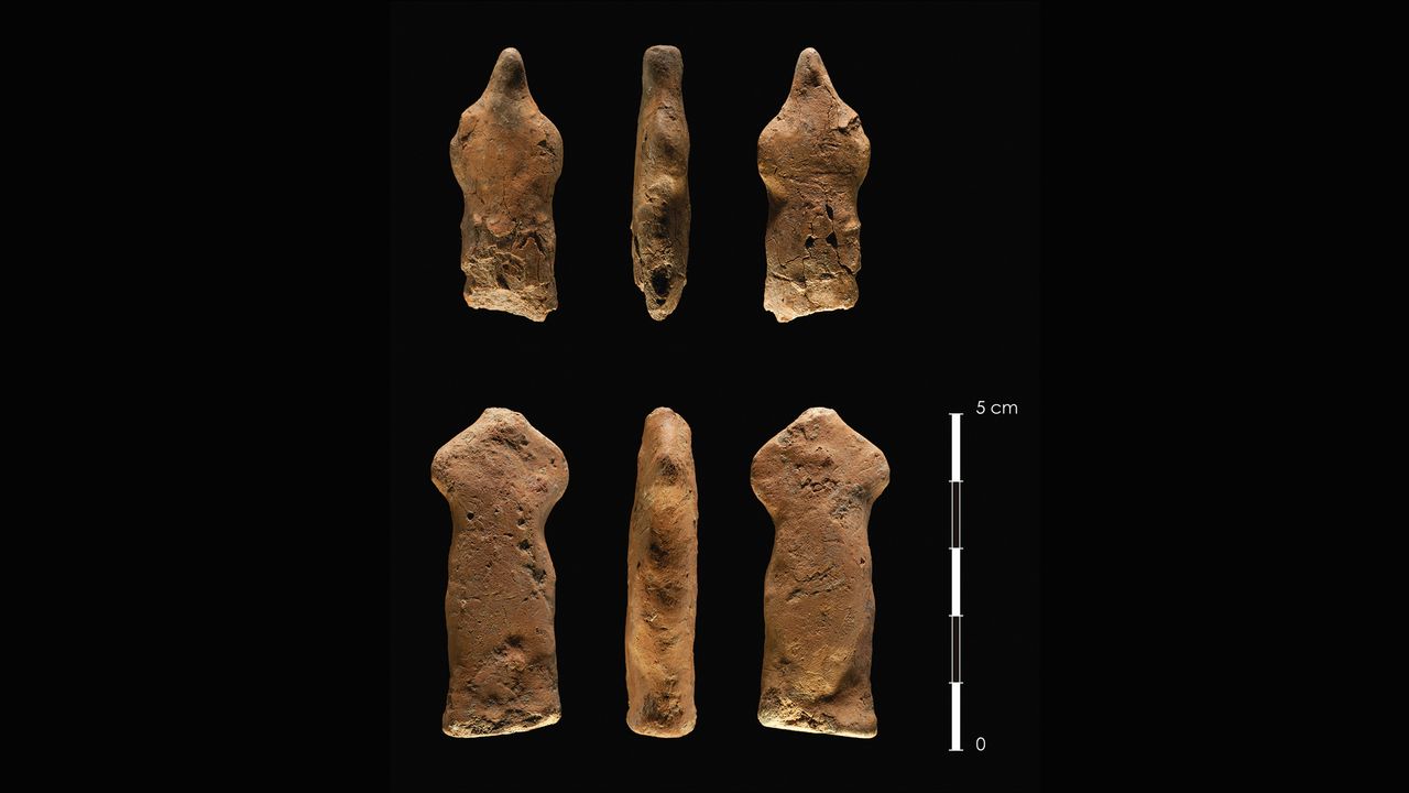 The Neolithic figurines at Kharaysin were mostly made of flint, but they included a few artifacts shaped in clay and baked, which suggest a human form even more strongly.