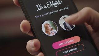 Una captura de pantalla de una persona desconocida haciendo match con alguien en la aplicación de citas Tinder