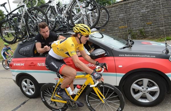Fabian Cancellara (RadioShack - Nissan) gets some help from his team car