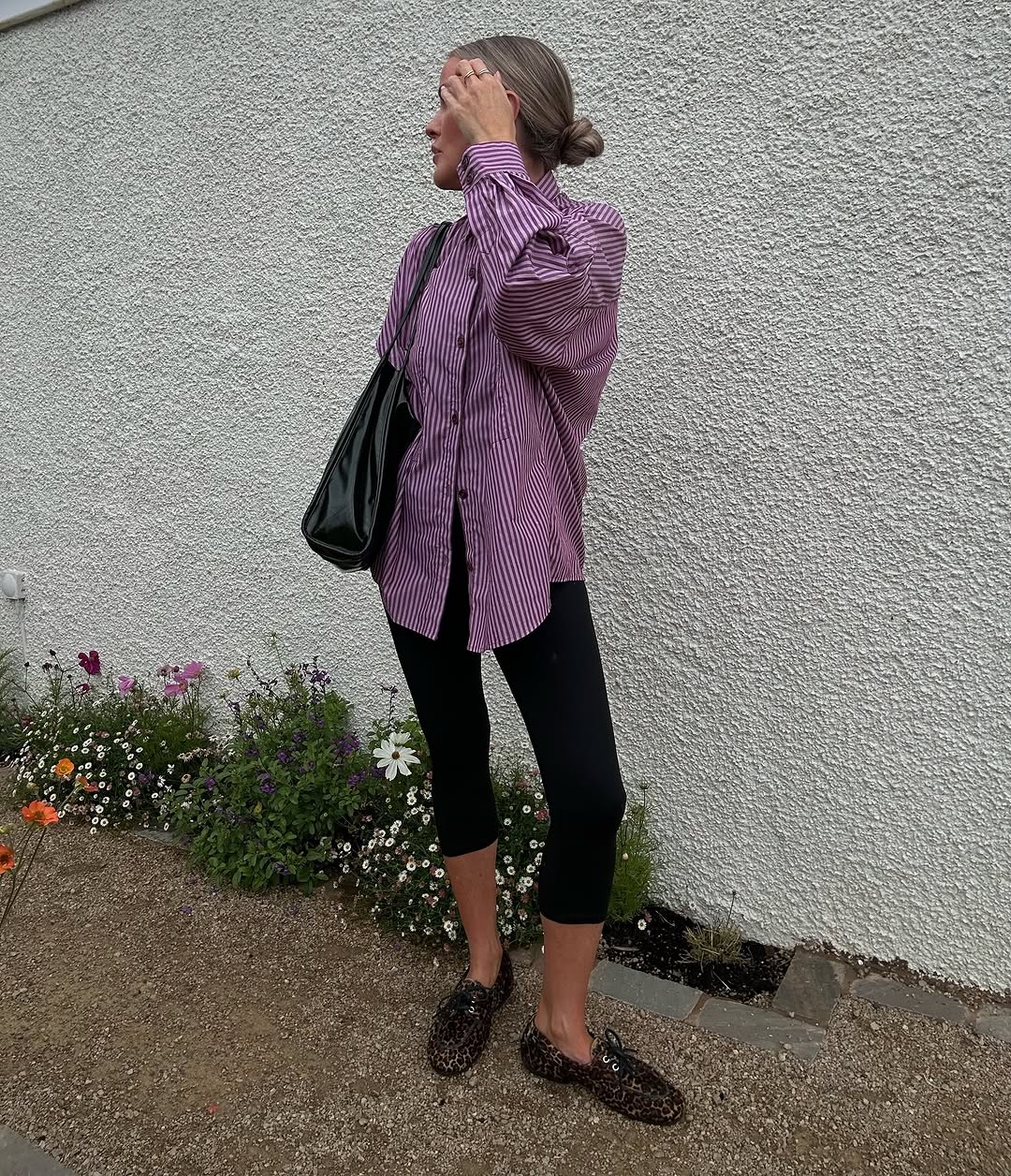 woman wearing black capri pants outfits 2025