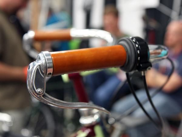 The standard Rohloff shifter has been modified with a full-length leather grip.