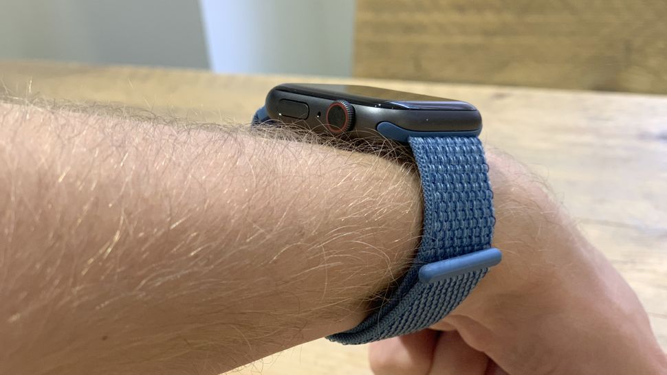 fitbit versa 4 vs apple watch