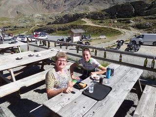 Annemiek van Vleuten with her mother, Ria van Vleuten-Mocking, at the top of Passo Gavia