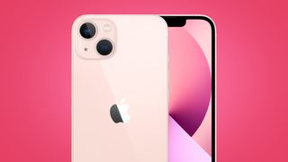 Ein pinkes iPhone 13 auf pinkem Hintergrund