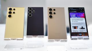 Samsung Galaxy S24-serien er stilt opp i forskjellige farger.