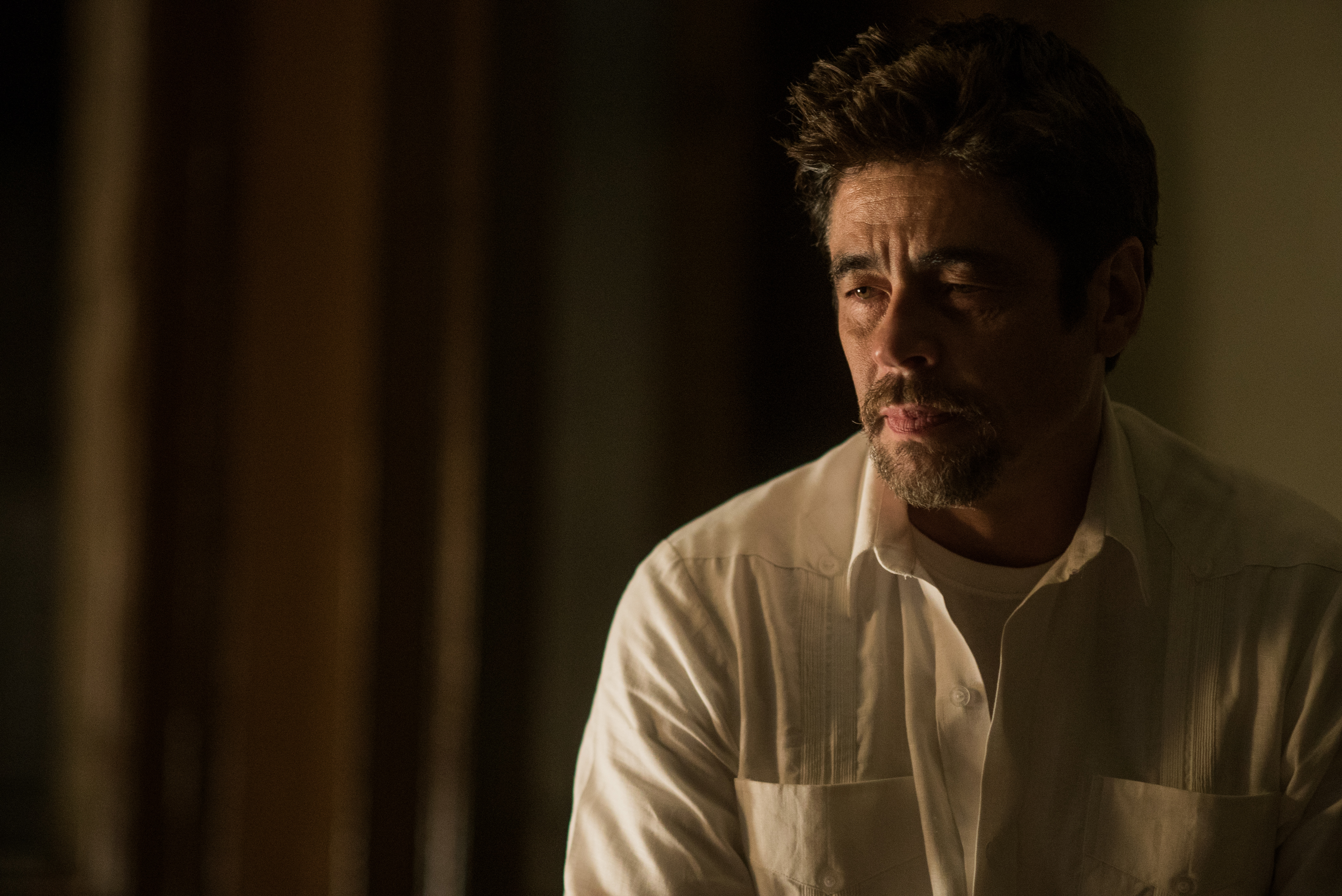 TV tonight Benicio Del Toro stars.