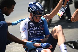 Chris Froome fractures collarbone in crash during final stage of UAE Tour 