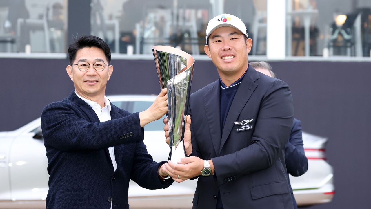 Byeong Hun An (right) and Mike Song, Global Head of Genesis hold the Genesis Championship trophy