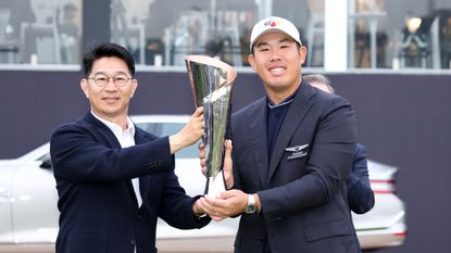 Byeong Hun An (right) and Mike Song, Global Head of Genesis hold the Genesis Championship trophy