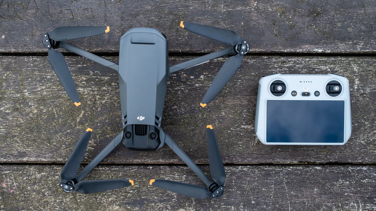 DJI Mavic 3 Classic_Open drone next to controller