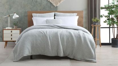 Best weighted blanket on bed grey 