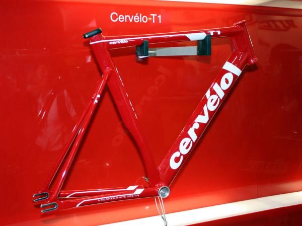 Cerv&eacute;lo somehow managed to find time to design the new T1 aluminum track bike in addition to the new road framesets.