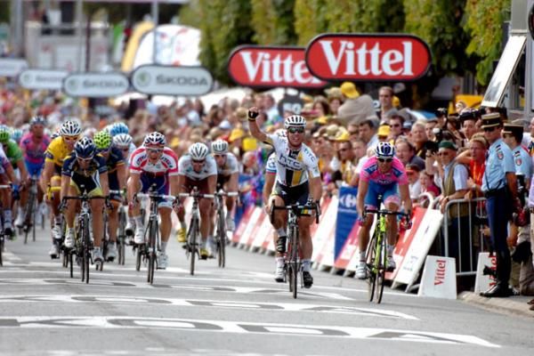 Mark Cavendish (HTC-Highroad) closes in on another stage win.