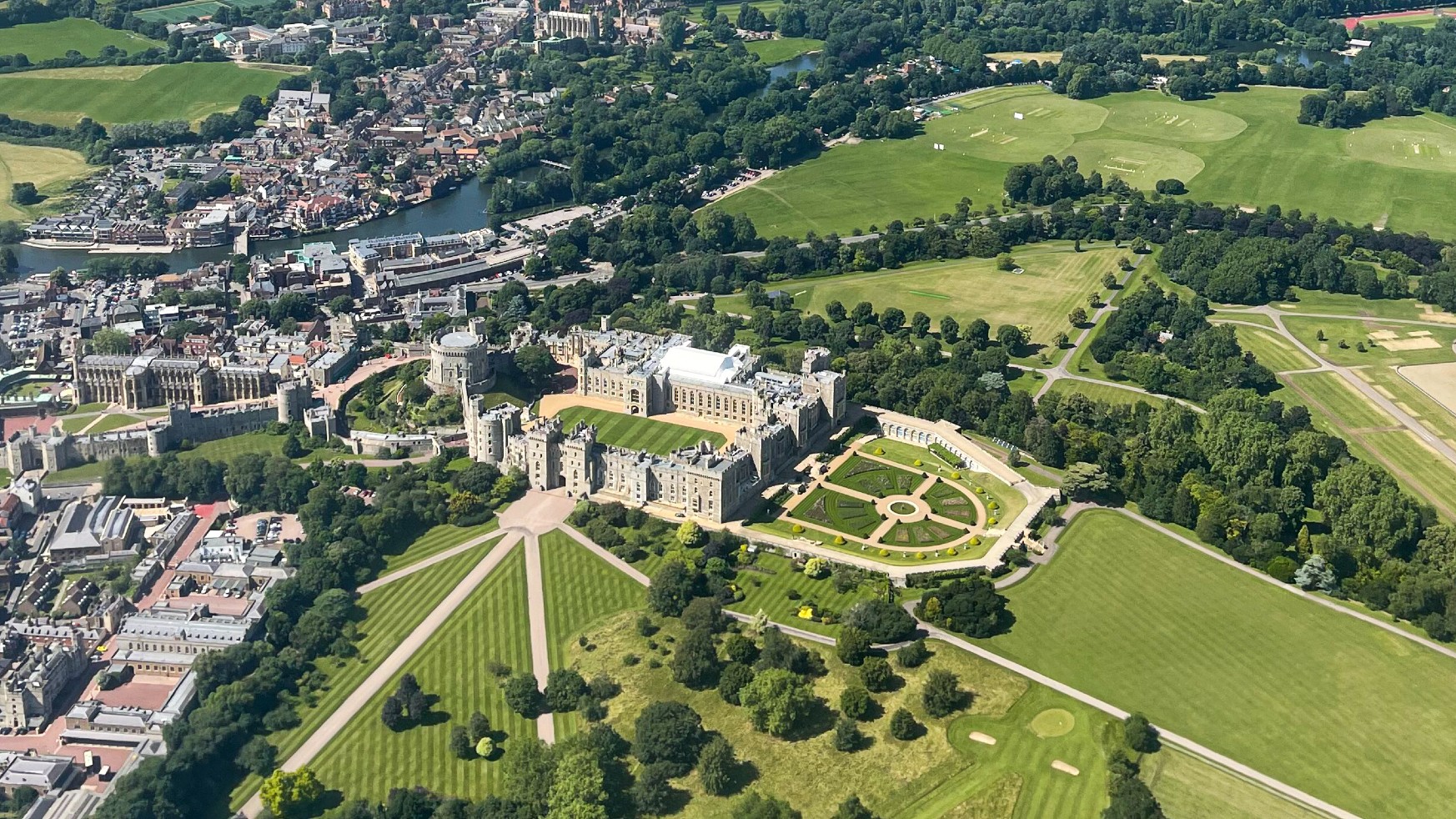 Letecký pohled na hrad Windsor a okolí na hradě Windsor