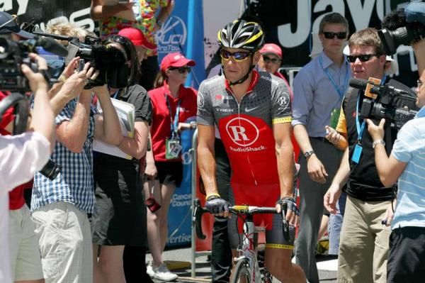 Lance Armstrong (RadioShack) flocked by the media after signing on.