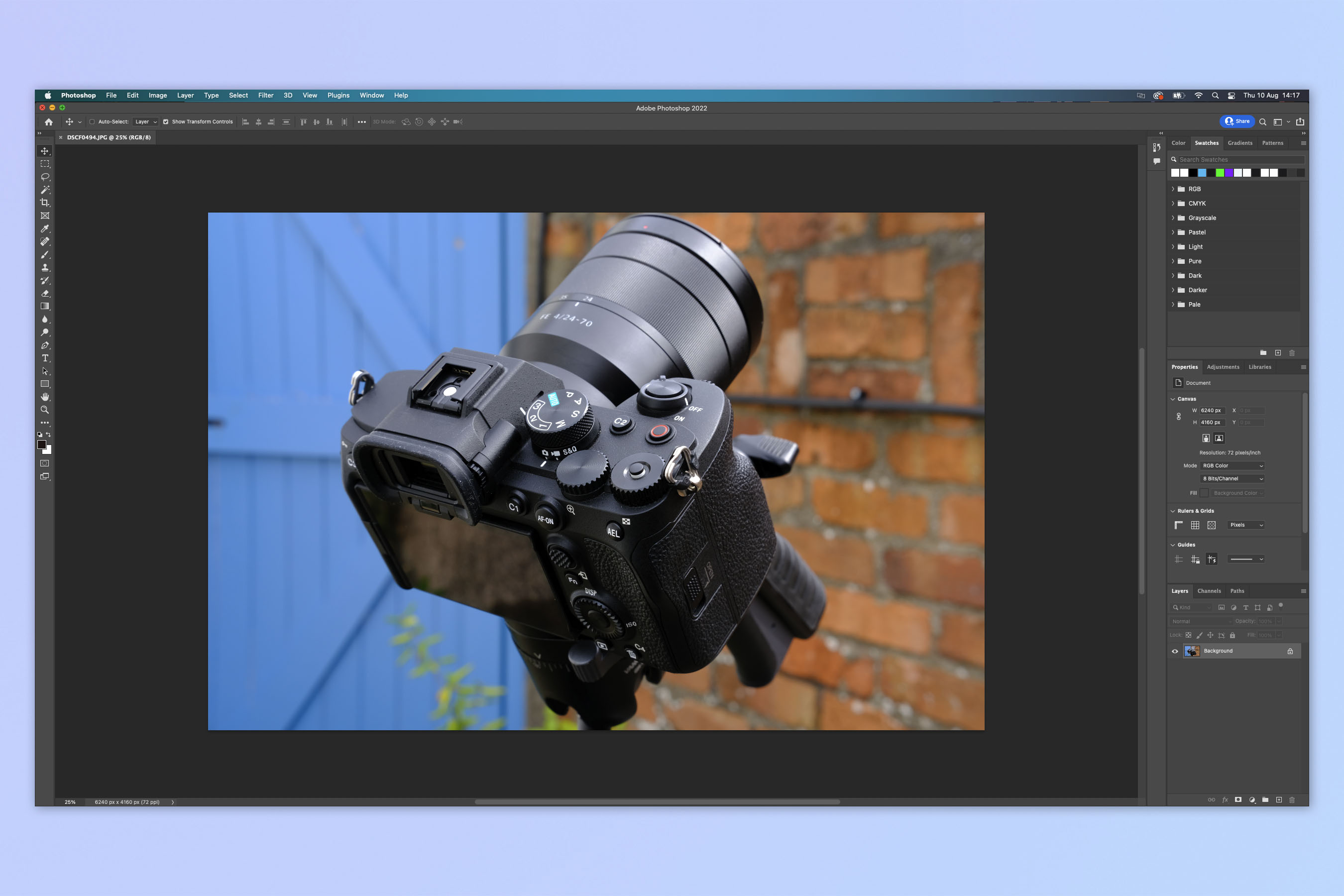 Снимок экрана, показывающий, как открыть изображение в Camera Raw в Photoshop.