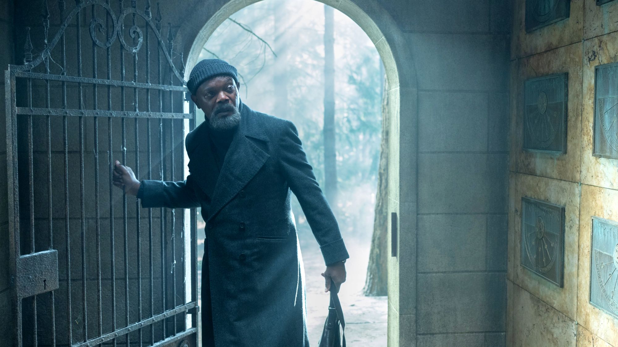 Samuel L. Jackson como Nick Fury entrando en un mausoleo en Secret Invasion