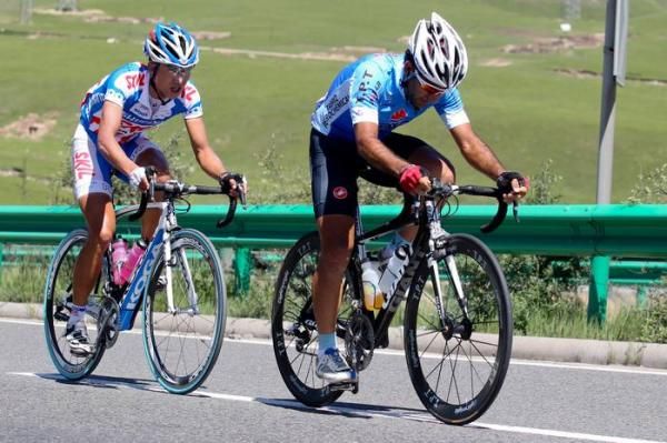 Hossie Jahanbanian (Tabriz) and Cheng Ji (Skil-Shimano) working hard to try to join the leading trio.