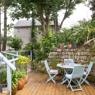 garden area with table and chairs