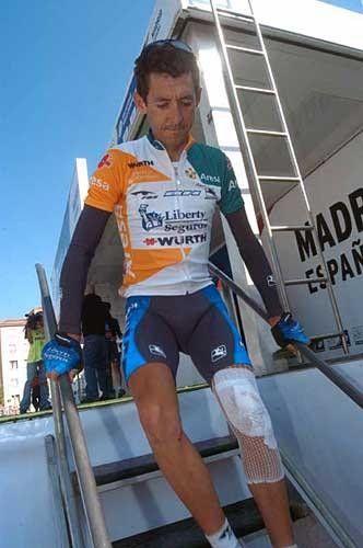 Roberto Heras (Liberty Seguros) gingerly makes his way down the stairs after signing on for the day.
