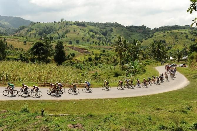 Rider race through Puncak Alai on Stage 2