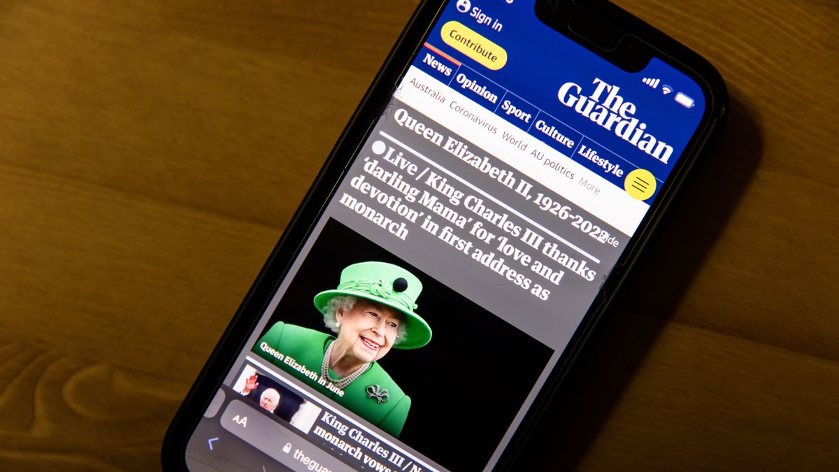 The Guardian&amp;#039;s website on a smartphone display