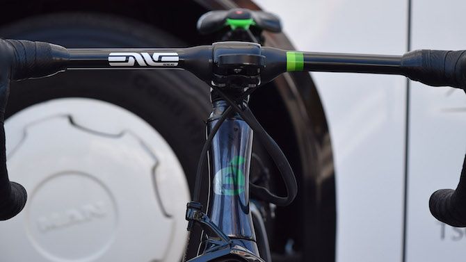 The Cervelo S5 features the common hour glass-like head tube profile, which several aero-specific framesets share