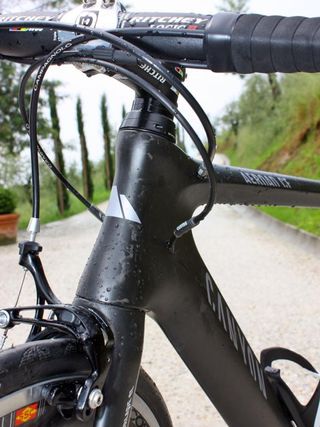 Internal cable routing helps clean up the frame surfaces.