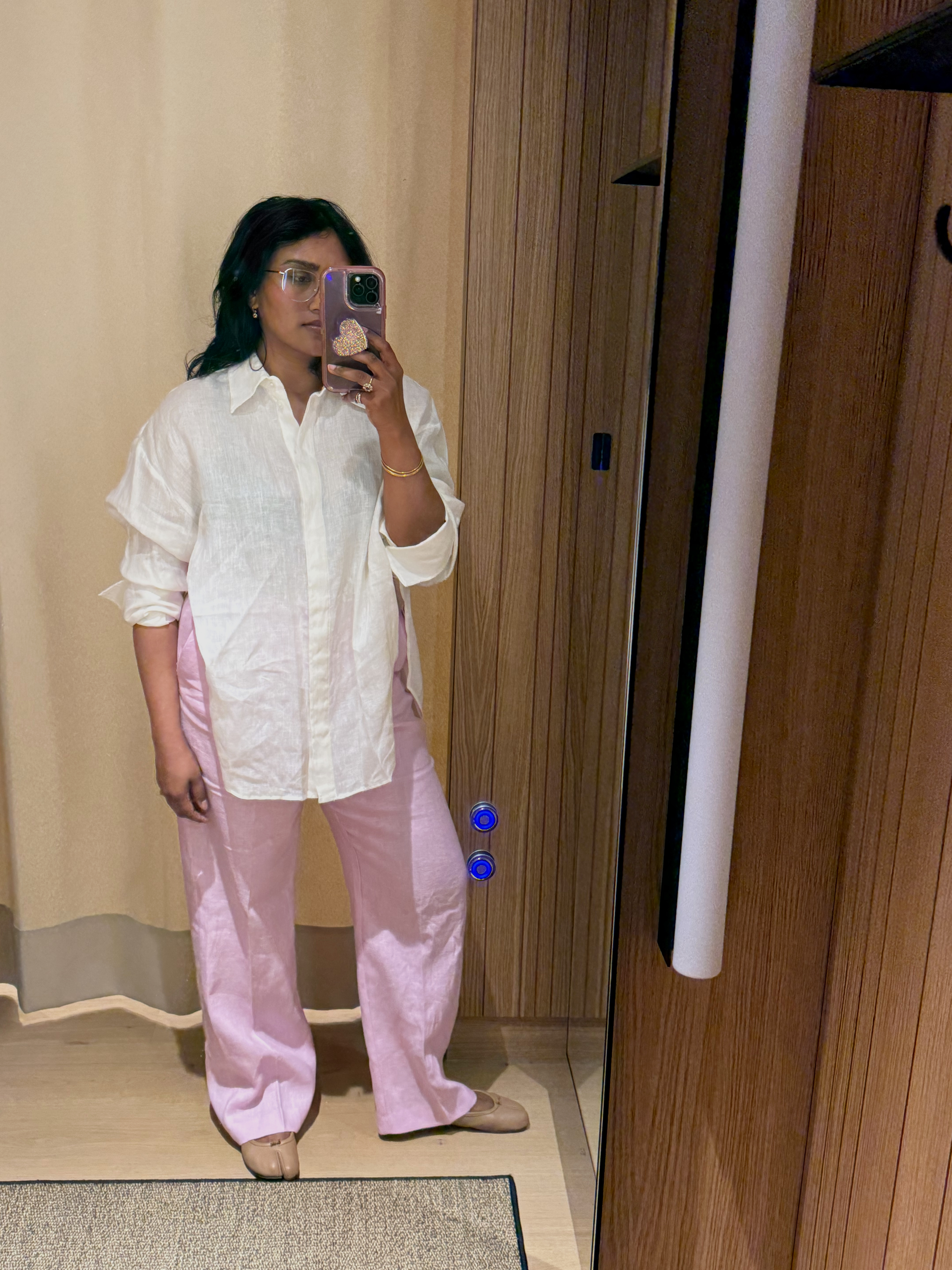 @chiarasatelier wears Mango's linen suit trousers in pink