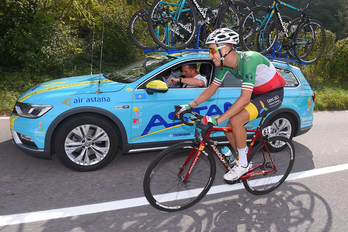 Fabio Aru (Astana) at the team car