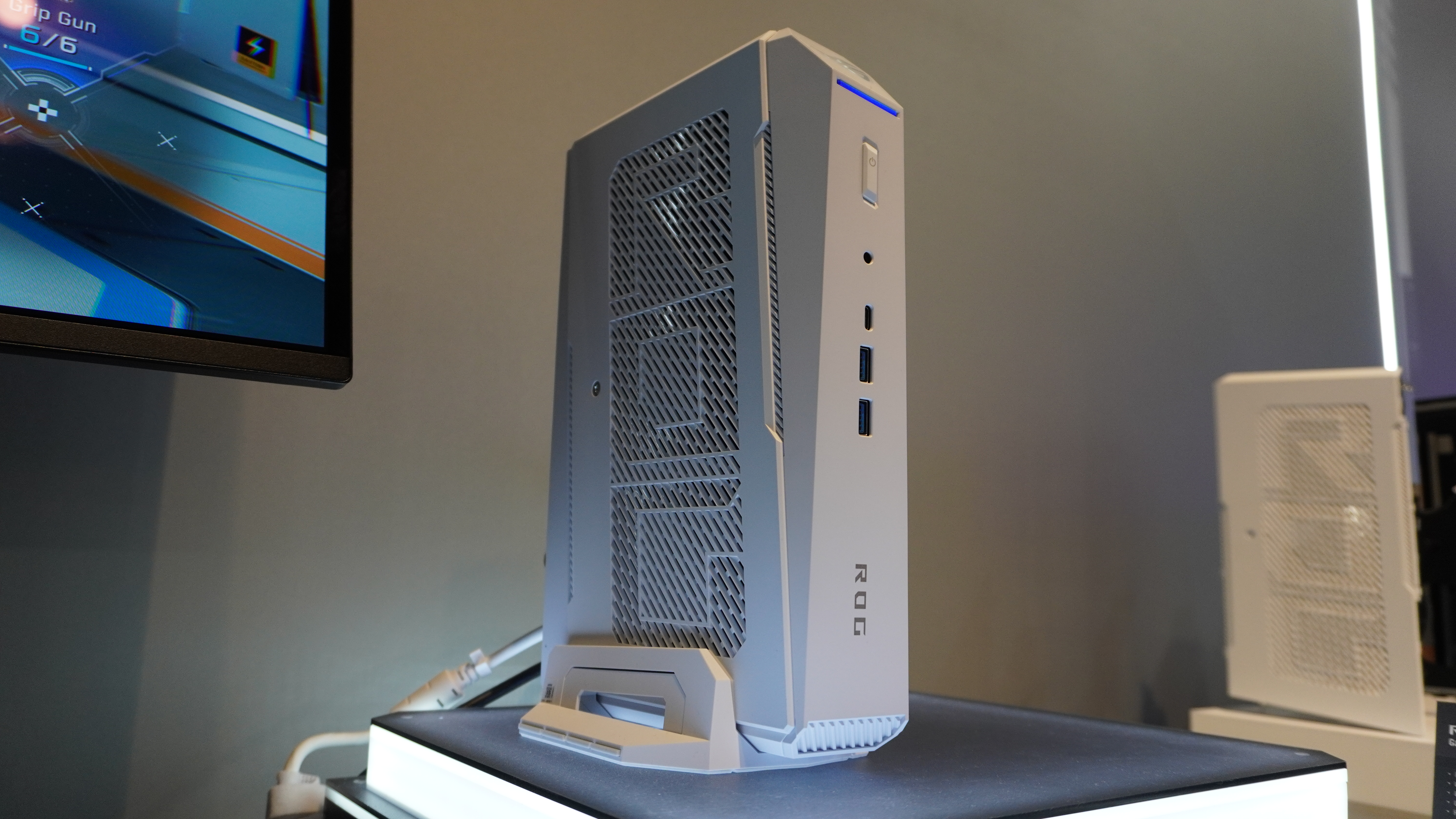 موقعیت عمودی Moonlight White Asus ROG NUC 16