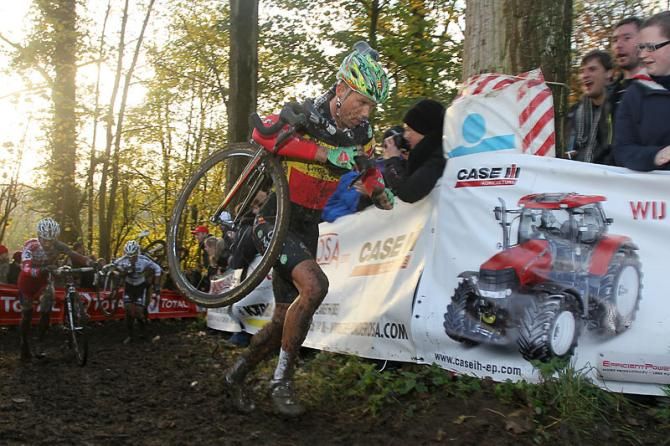 Sven Nys runs with his bike