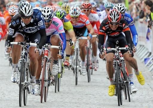 Third placed Jose Joaquin Rojas (Caisse d'Epargne) pulls his foot behind stage winner Alex Rasmussen (Saxo Bank)