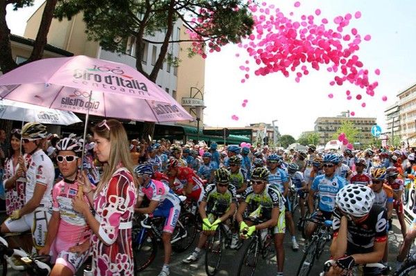 Mark Cavendish (Columbia-Highroad) lines up for the start of Giro d'Italia stage three.