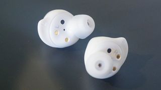 Valkoiset Samsung Galaxy Buds Plus -kuulokkeet