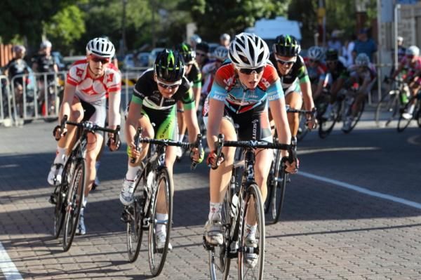 Sinead Noonan (Jayco-AIS) leads Claudia Hausler (GreenEDGE-AIS) and Loren Rowney (Specialized SA).