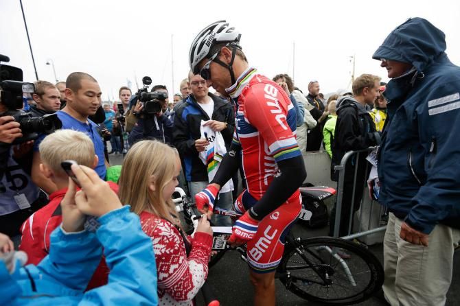 Norwegian champion Thor Hushovd (BMC) signs some autographs