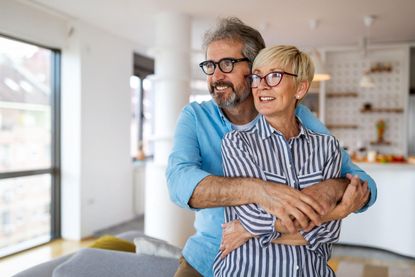 2JCK1MN Portrait of happy senior couple in love spending time together at home