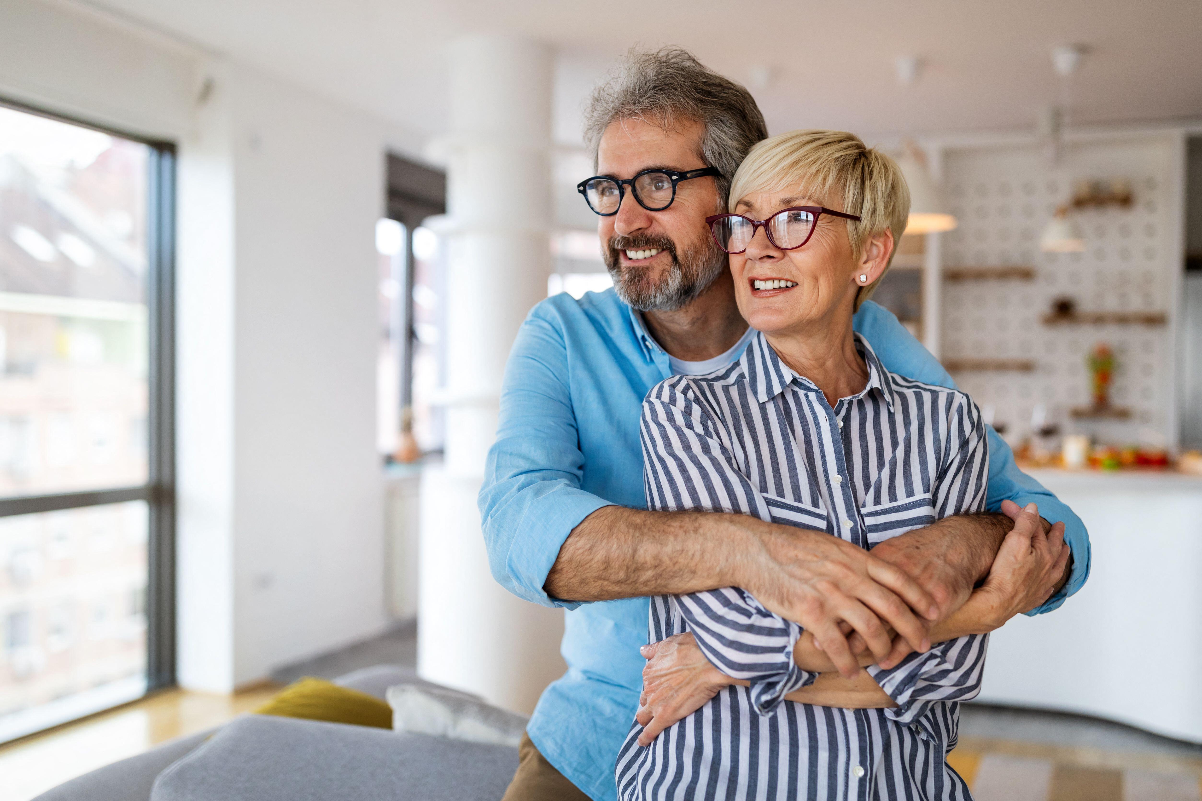 2JCK1MN Portrait of happy senior couple in love spending time together at home