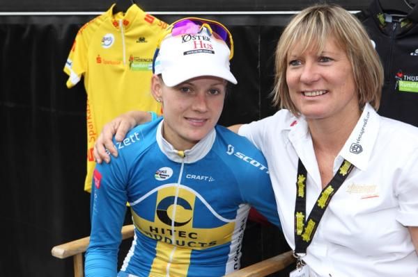 Emma Johansson (Hitec Products) won the 2011 Thuringen Rundfahrt and was congratluated by Vera Hohlfeld, the race director