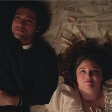 will sharpe as felix and megan stalter as jessica lying in bed in too much