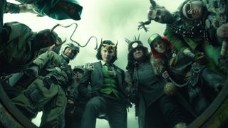 El presidente Loki y su pandilla miran a la cámara en la temporada 1 de Loki.