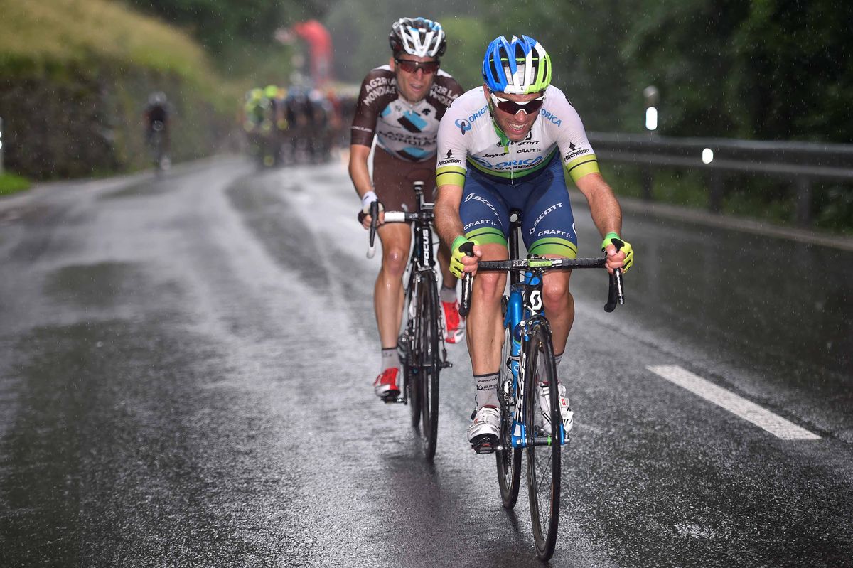 Michael Albasini and Jan Bakelants go on a late attack