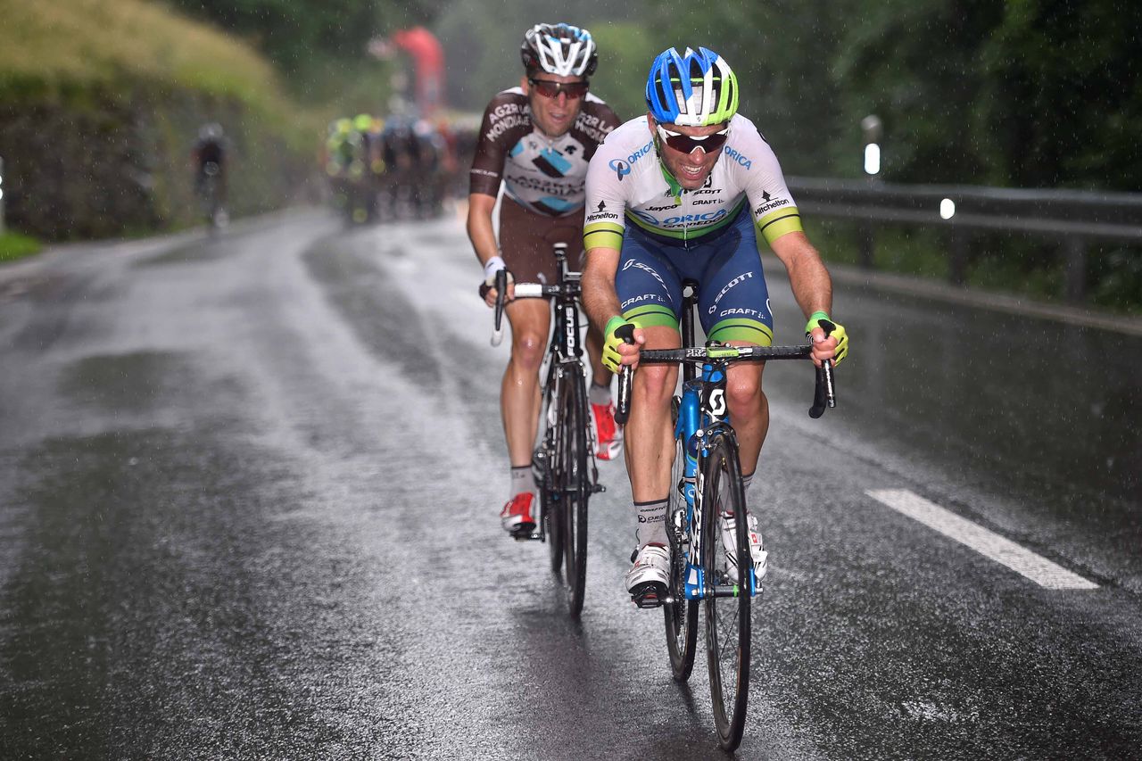 Michael Albasini and Jan Bakelants go on a late attack