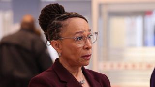 S. Epatha Merkerson as Goodwin talking to Dr. Archer in Chicago Med Season 9x10